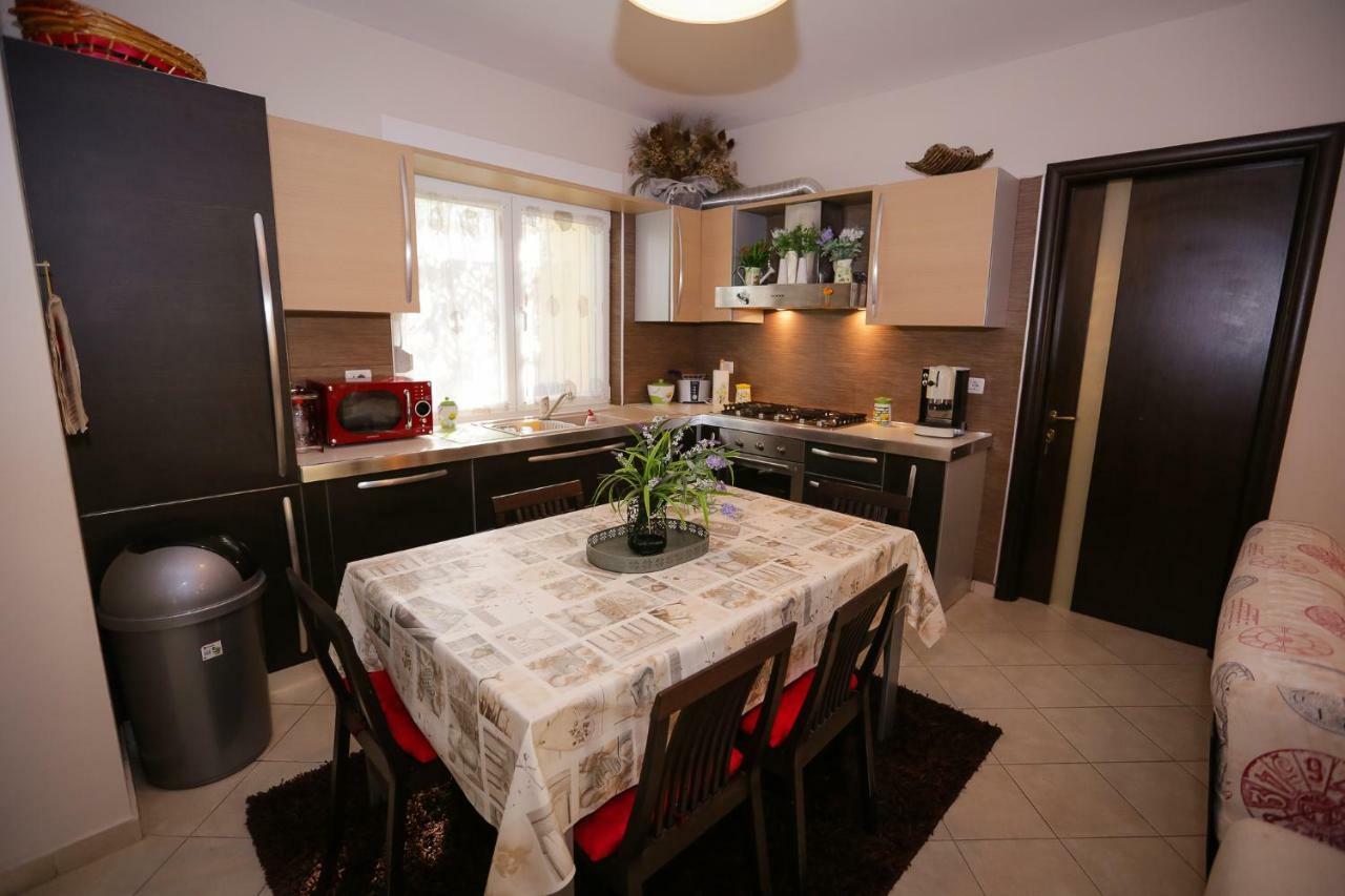 Pine-Tree Apt W/ Private Garden 50 M From The Sea Голем Экстерьер фото