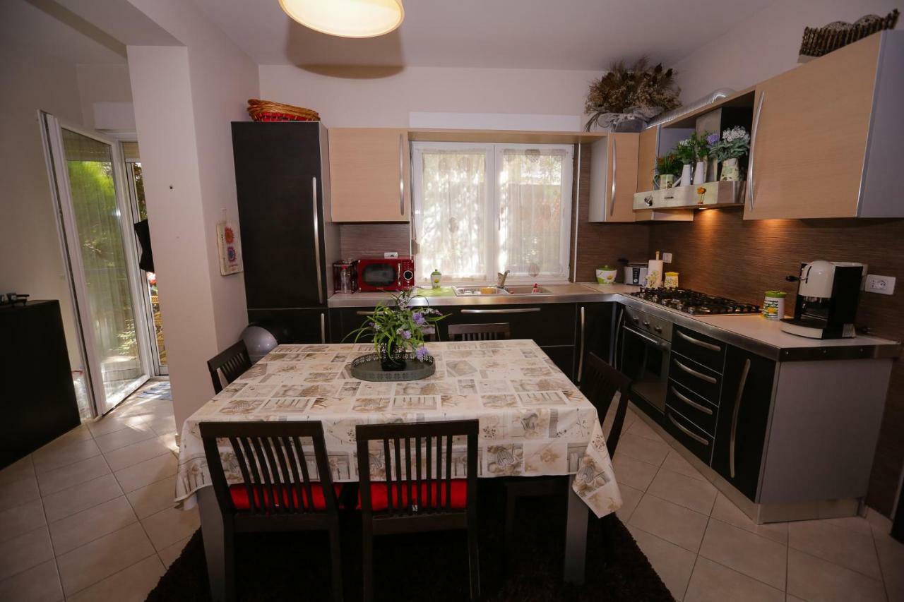 Pine-Tree Apt W/ Private Garden 50 M From The Sea Голем Экстерьер фото