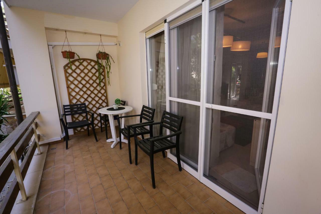 Pine-Tree Apt W/ Private Garden 50 M From The Sea Голем Экстерьер фото
